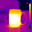 Szklanka kawy w ujęciu obiektywu kamery termowizyjnej.