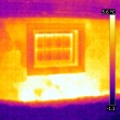 fot.1. Zdjęcie termowizyjne ściany kamiennej o grubości ponad 1,00 [m]. Pod otworem okiennym zwiększone straty ciepła w wyniku  zamontowania grzejnika. Powyżej otworu okiennego dobrze izolowana ściana o grubości zaledwie 0,14 [m] - mur szachulcowy (pruski) wypełniony specjalną zaprawą termoizolacyjną.